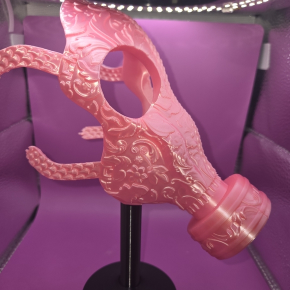 Fancy pink gas mask decor - Picture 3 of 6